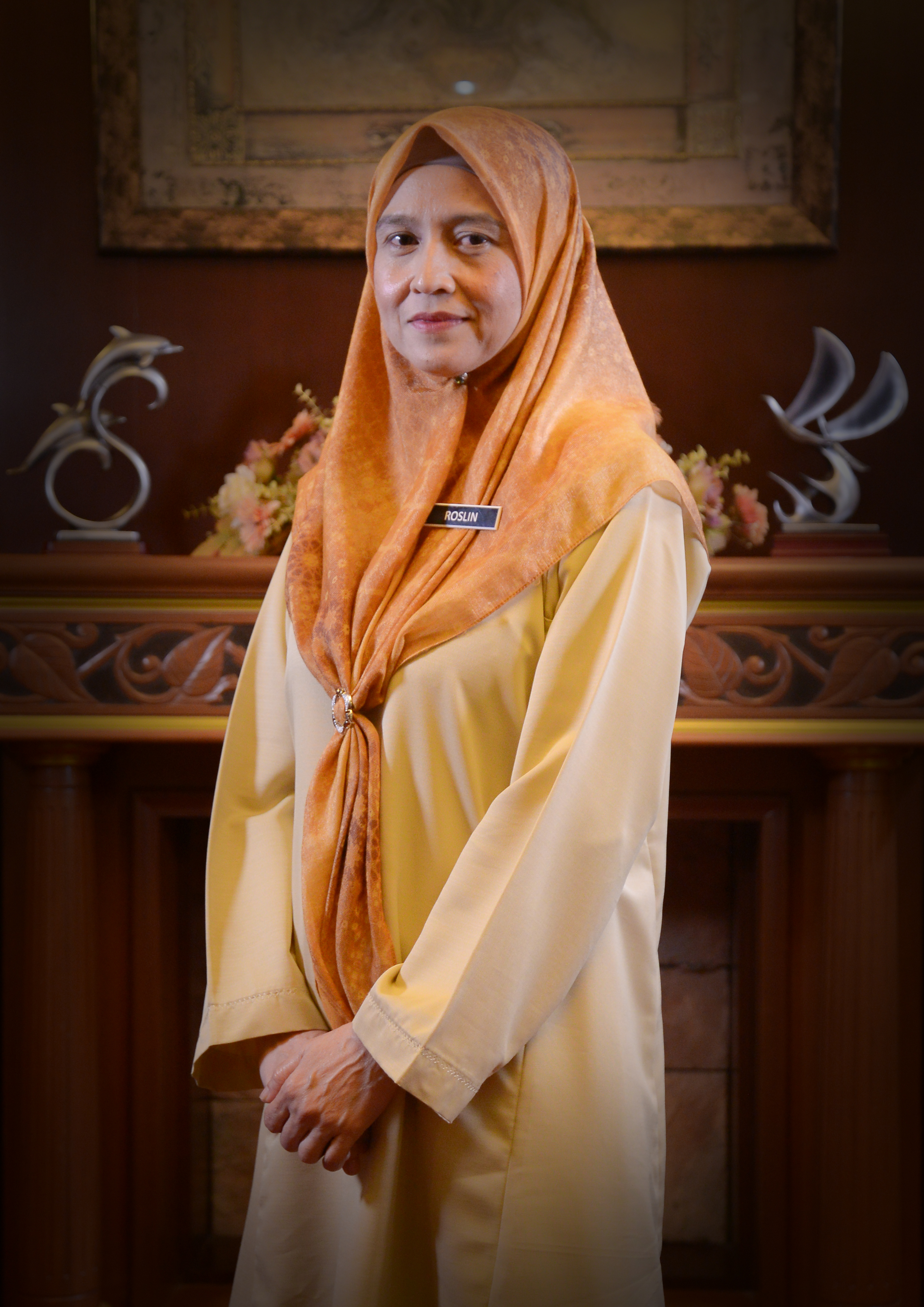 Pn. Roslin binti Omar